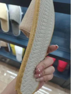 Zapatilla de hotel de una sola vuelta